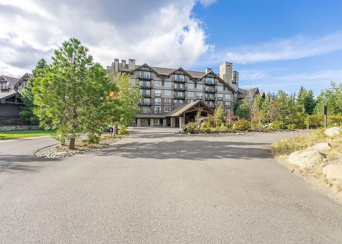 4070 Wilderness Retreat With Modern Amenities!